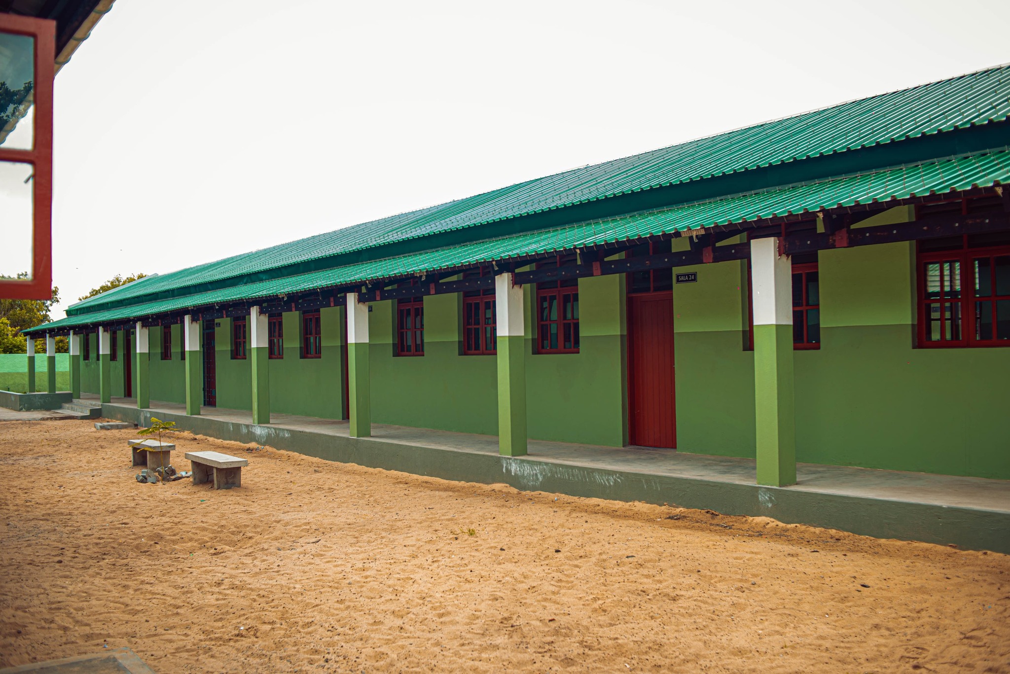 ESCOLA SECUNDÁRIA DE ESTORIL BENEFICIA-SE DE NOVAS SALAS DE AULAS E RECONSTRUÇÃO PÓS-CICLONE.